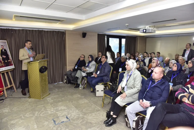 Intervenant et public en salle annexe, 2ᵉ congrès 2024