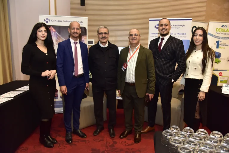 Participants devant un stand partenaire, 2ᵉ congrès 2024
