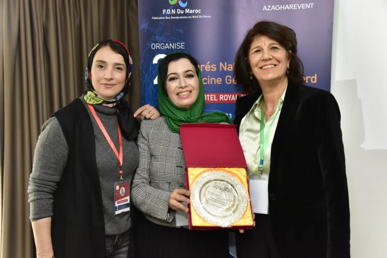Remise d'un trophée, 2ᵉ congrès 2024