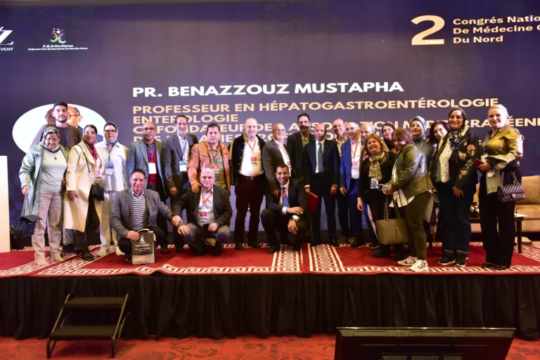 Photo de groupe avec un intervenant sur scène, 2ᵉ congrès 2024