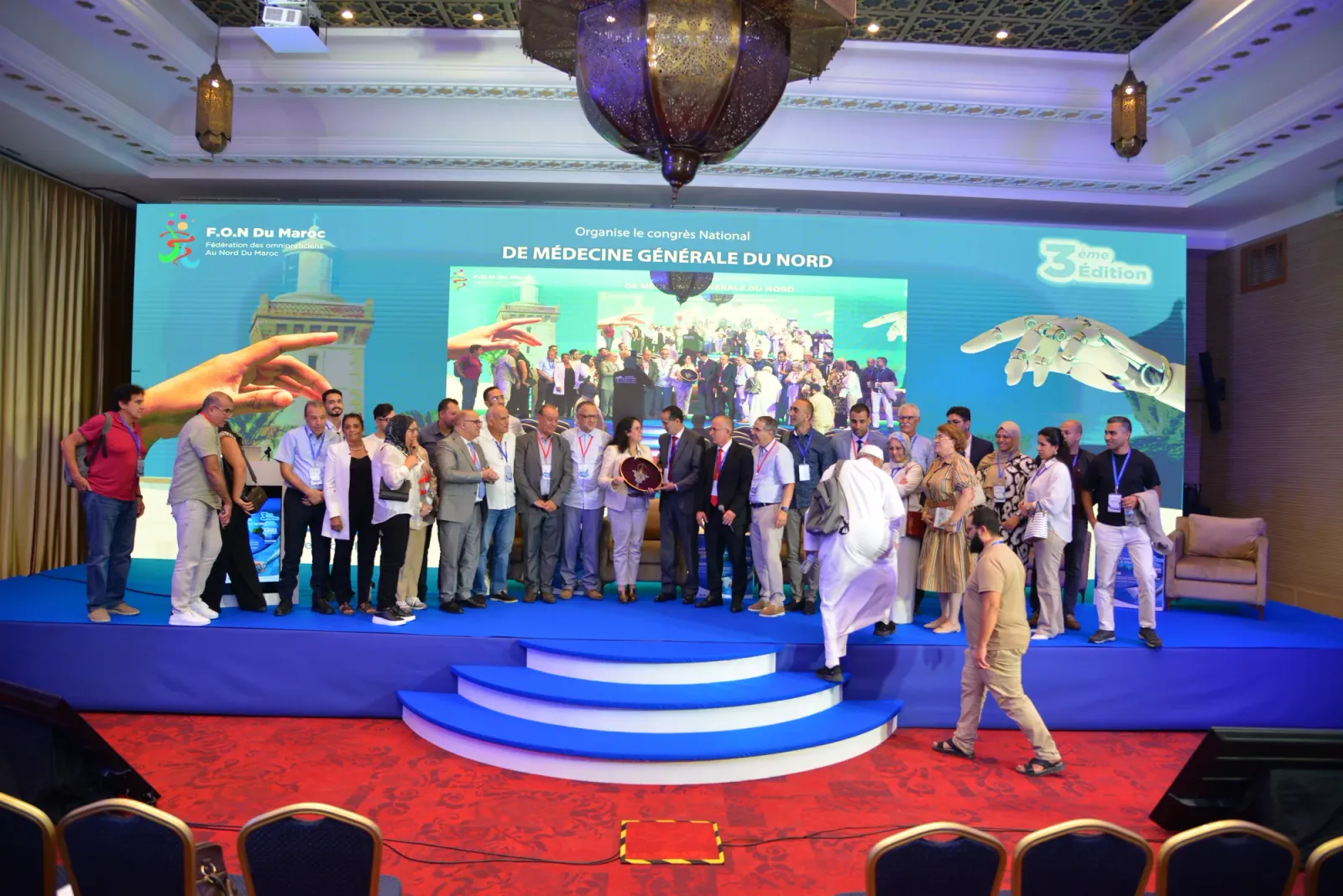 Photo de groupe sur scène, 3ᵉ congrès 2025