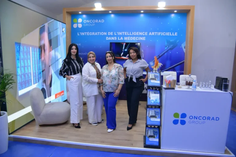 Photo de groupe au stand Oncorad Group, 3ᵉ congrès 2025