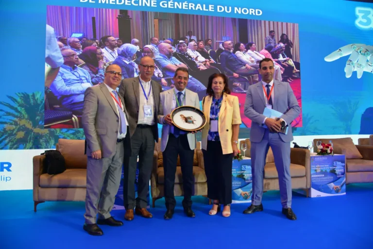 Remise d’un plateau souvenir en groupe, 3ᵉ congrès 2025