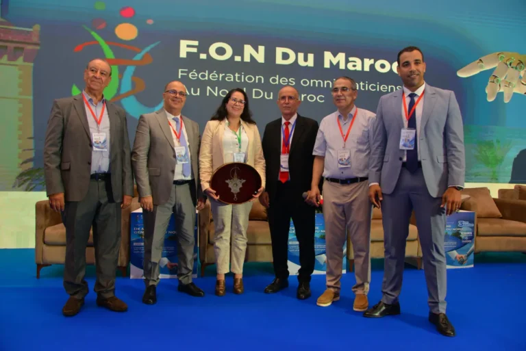 Photo de groupe devant l’écran de la F.O.N, 3ᵉ congrès 2025