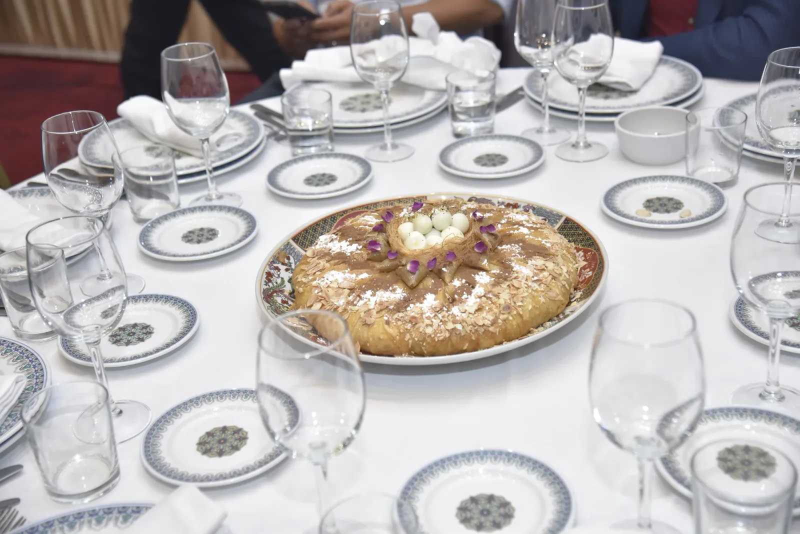 Table dressée pour le dîner, soirée de gala du 3ᵉ congrès 2025