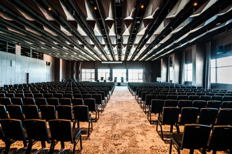 Salle Sertorius de l'Hôtel Idou Malabata en configuration théâtre